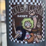 Passeggiando in piazza Umberto ci imbattiamo in altre due stampe. La prima � del St. Pauli, club della serie A tedesca che rappresenta un quartiere di Amburgo famoso per essere �a luci rosse�, nonch� un luogo di ritrovo dei punk di tutto il mondo
